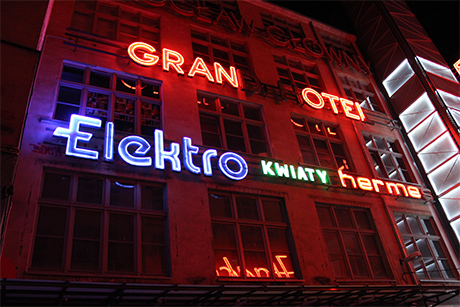 Alte Neonreklame als angewandte Kunst in der Ruska 46c