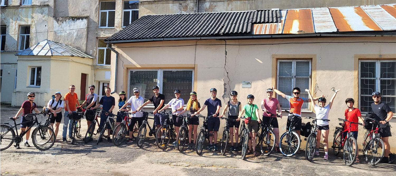 Start der letztjährigen Radtour »›Verständigung ErFahren‹ – auf der Suche nach dem Kulturerbe im Memelland« in Wilna/Vilnius im August 2023. Foto: © DKF