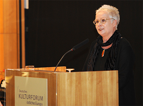 Die Publizistein Marta Kijowska während ihrer Laudatio auf Marek Krajewski