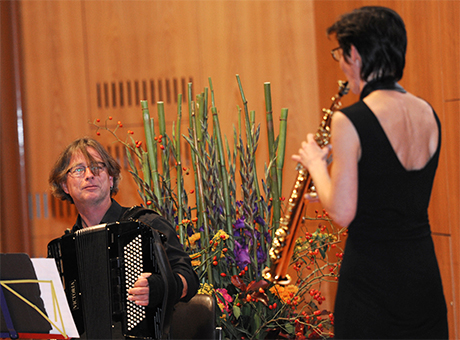 Für den musikalischen Rahmen sorgte das <i>Duo Common Contrasts</i> mit Heiner Frauendorf (Akkordeon) und Katrhrin von Kieseritzky (Saxophon)