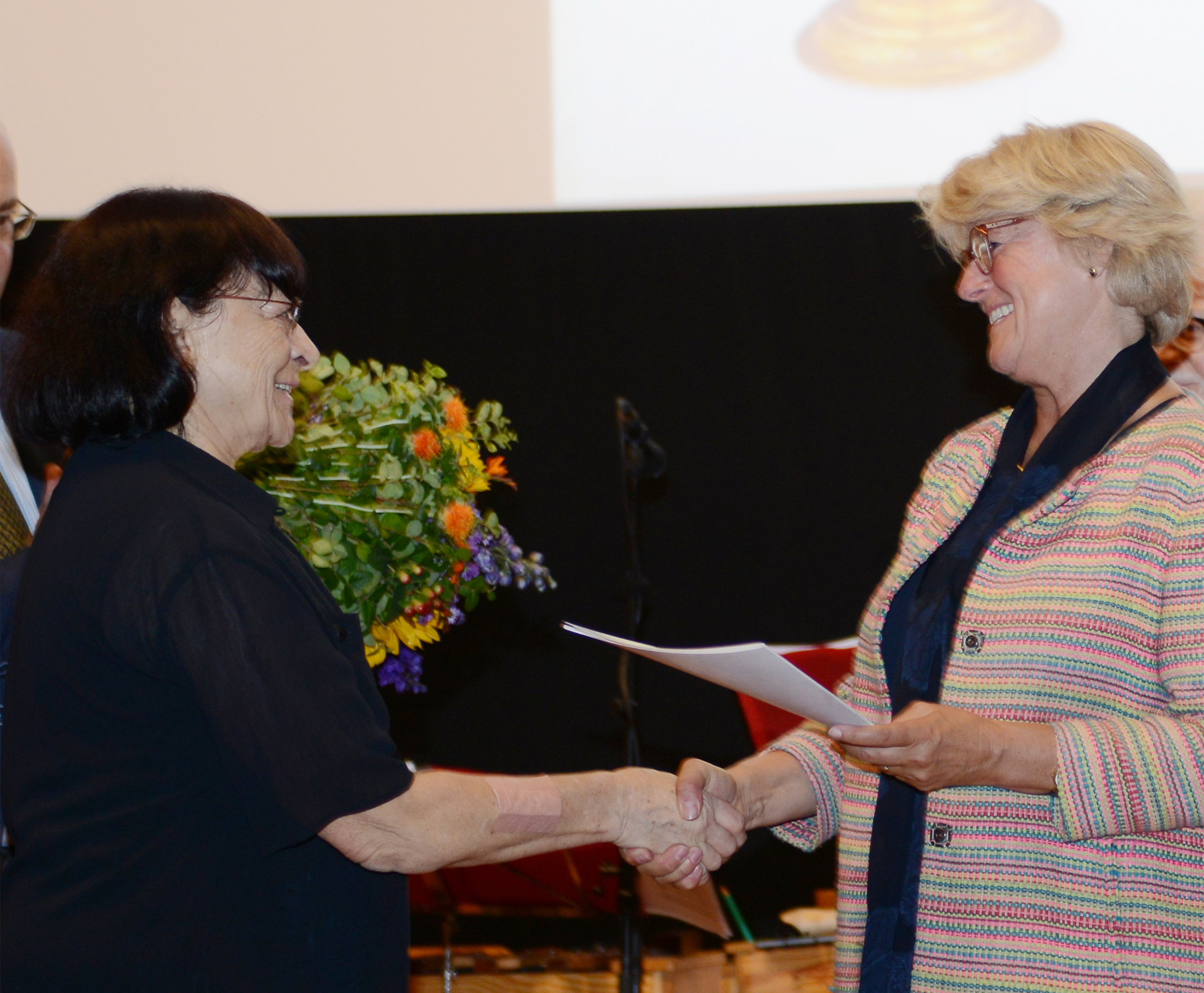 Aus den Händen von Staatsministerin Prof. Monika Grütters erhielt die Leiterin des Kinder- und Jugendensembles »Canzonetta«, Ingeborg Acker, den Förderpreis des Georg Dehio-Kulturpreises 2019 für die Auseinandersetzung des Ensembles mit dem europäischen Kulturerbe Siebenbürgens. | Foto: © Deutsches Kulturforum östliches Europa • Fotografin: Anke Illing Aus den Händen von Staatsministerin Prof. Monika Grütters erhielt die Leiterin des Kinder- und Jugendensembles »Canzonetta«, Ingeborg Acker, den Förderpreis des Georg Dehio-Kulturpreises 2019 für die Auseinandersetzung des Ensembles mit dem europäischen Kulturerbe Siebenbürgens.