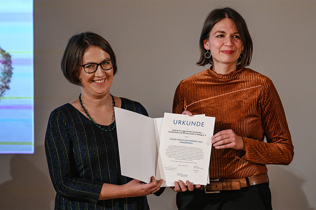 Für das Institut für angewandte Geschichte präsentieren Dr. Magdalena Abraham-Diefenbach und Antje Wilke die Urkunde des Georg Dehio-Kulturpreises 2021 (Förderpreis) | Foto: © Deutsches Kulturforum östliches Europa • Fotografin: Anke Illing Für das Institut für angewandte Geschichte präsentieren Dr. Magdalena Abraham-Diefenbach und Antje Wilke die Urkunde des Georg Dehio-Kulturpreises 2021 (Förderpreis)