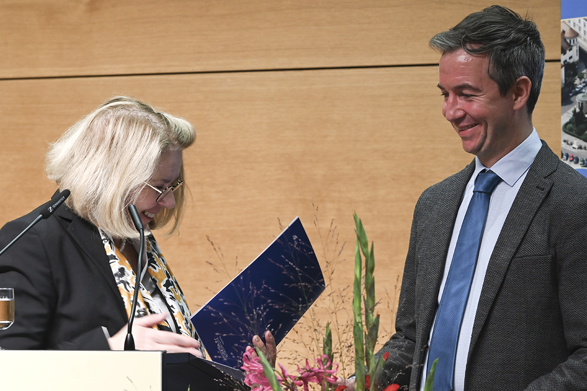 Maria Bering, Ministerialdirektorin und Leiterin der Gruppe »Geschichte, Erinnerung« bei der Beauftragten der Bundesregierung für Kultur und Medien, überreichte Vasco Kretschmann den Georg Dehio-Buchpreis 2022 (Förderpreis) für sein Buch Breslau museal. Deutsche und polnische Geschichtsausstellungen 1900 bis 2010. Foto: © Deutsches Kulturforum östliches Europa, 2022 • Fotografin: Anke Illing Maria Bering, Ministerialdirektorin und Leiterin der Gruppe »Geschichte, Erinnerung« bei der Beauftragten der Bundesregierung für Kultur und Medien, überreichte Vasco Kretschmann den Georg Dehio-Buchpreis 2022 (Förderpreis) für sein Buch Breslau museal. Deutsche und polnische Geschichtsausstellungen 1900 bis 2010. Foto: © Deutsches Kulturforum östliches Europa, 2022 • Fotografin: Anke Illing