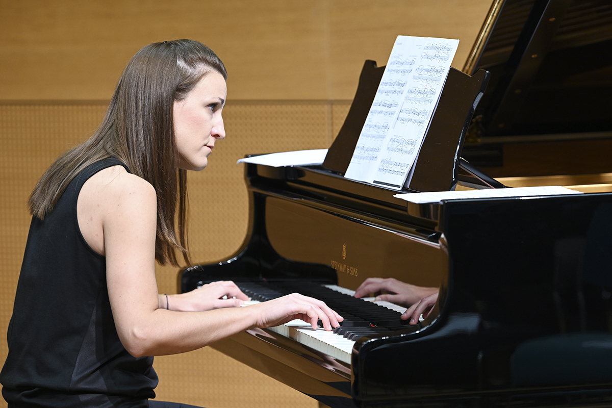 Für einen würdigen musikalischen Rahmen sorgte die Pianistin Maja Matijanec. Foto: © Deutsches Kulturforum östliches Europa, 2022 • Fotografin: Anke Illing Für einen würdigen musikalischen Rahmen sorgte die Pianistin Maja Matijanec. Foto: © Deutsches Kulturforum östliches Europa, 2022 • Fotografin: Anke Illing