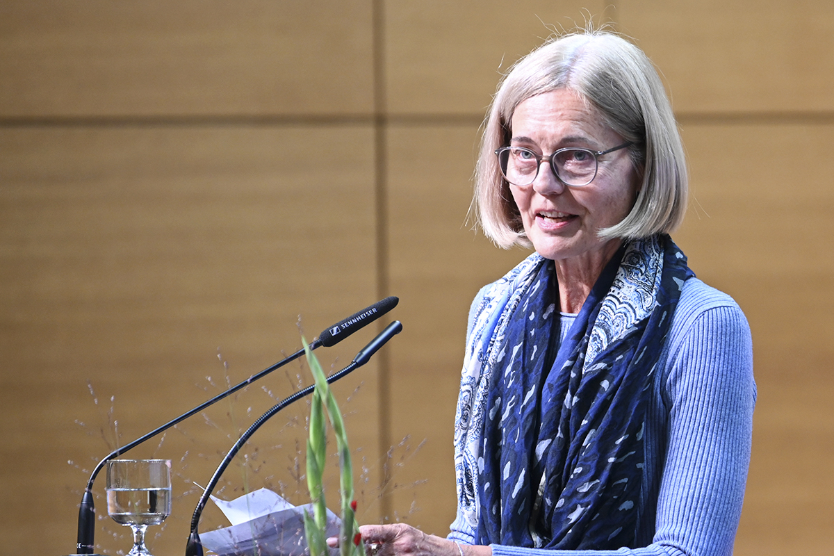 Die Laudatio auf Vasco Kretschmann hielt Nicola Remig. Foto: © Deutsches Kulturforum östliches Europa, 2022 • Fotografin: Anke Illing Die Laudatio auf Vasco Kretschmann hielt Nicola Remig. Foto: © Deutsches Kulturforum östliches Europa, 2022 • Fotografin: Anke Illing
