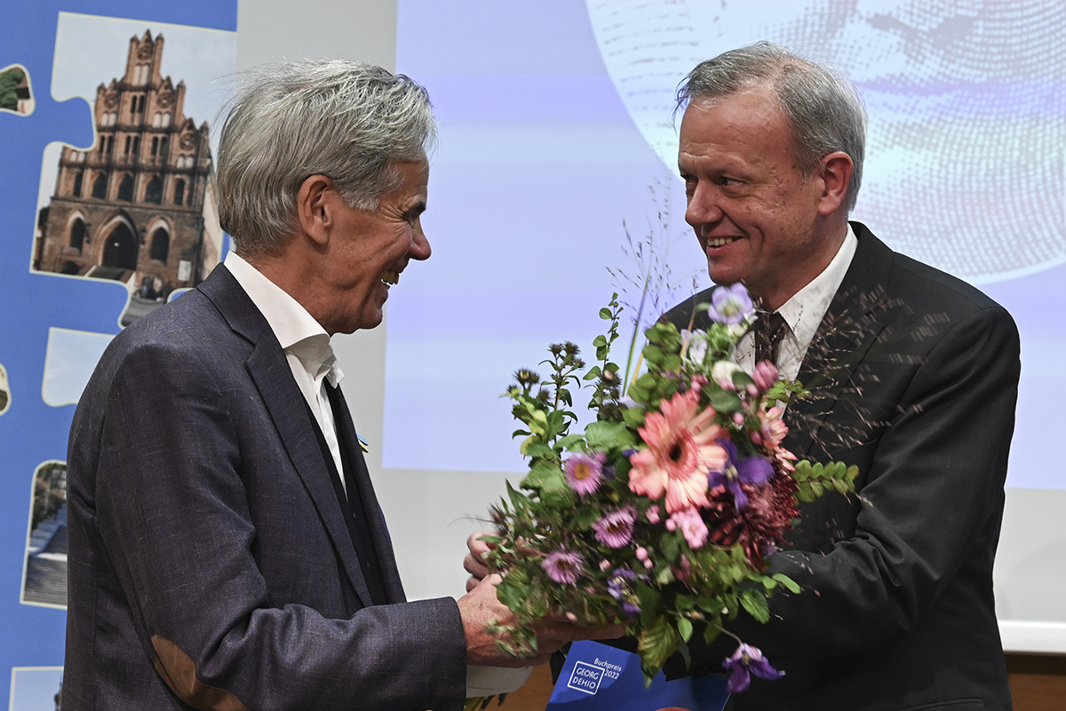 Michael Zeller (links) nahm den Georg Dehio-Buchpreis 2022 (Hauptpreis) für sein literarisches Gesamtwerk entgegen, beglückwünscht von Dr. Harald Roth, Direktor des Deutschen Kulturforums | Foto: © Deutsches Kulturforum östliches Europa, 2022 • Fotografin: Anke Illing Michael Zeller (links) nahm den Georg Dehio-Buchpreis 2022 (Hauptpreis) für sein literarisches Gesamtwerk entgegen, beglückwünscht von Dr. Harald Roth, Direktor des Deutschen Kulturforums | Foto: © Deutsches Kulturforum östliches Europa, 2022 • Fotografin: Anke Illing