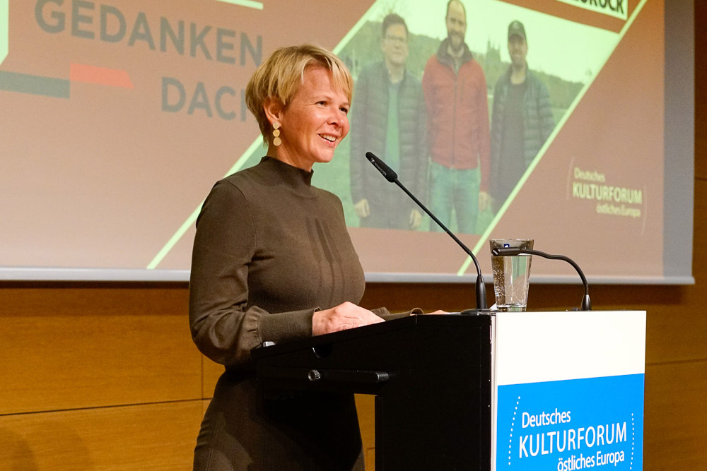 Judith Stumptner, Leiterin der Programm- und Öffentlichkeitsarbeit der Münchner Stadtbibliothek, hielt die Laudatio auf das Zentrum Gedankendach. Foto: © Deutsches Kulturforum östliches Europa, 2023 • Georg Franke Judith Stumptner, Leiterin der Programm- und Öffentlichkeitsarbeit der Münchner Stadtbibliothek, hielt die Laudatio auf das Zentrum Gedankendach. Foto: © Deutsches Kulturforum östliches Europa, 2023 • Georg Franke