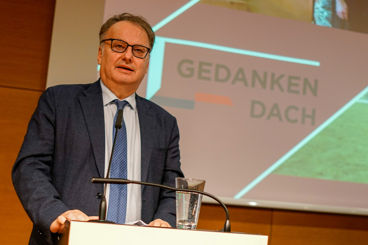 Die Laudatio für die Autoren des Films DFC: Die Legende kehrt zurück / Legenda se vrací hielt S.E. Tomáš Kafka, Botschafter der Tschechischen Republik in Berlin. Foto: © Deutsches Kulturforum östliches Europa, 2023 • Fotograf: Georg Franke Die Laudatio für die Autoren des Films DFC: Die Legende kehrt zurück / Legenda se vrací hielt S.E. Tomáš Kafka, Botschafter der Tschechischen Republik in Berlin. Foto: © Deutsches Kulturforum östliches Europa, 2023 • Fotograf: Georg Franke