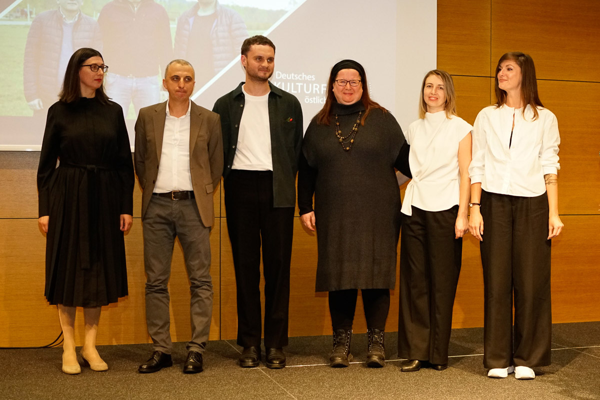Das Team des Zentrums Gedankendach | Foto: © Deutsches Kulturforum östliches Europa, 2023 • Fotograf: Georg Franke Das Team des Zentrums Gedankendach | Foto: © Deutsches Kulturforum östliches Europa, 2023 • Fotograf: Georg Franke