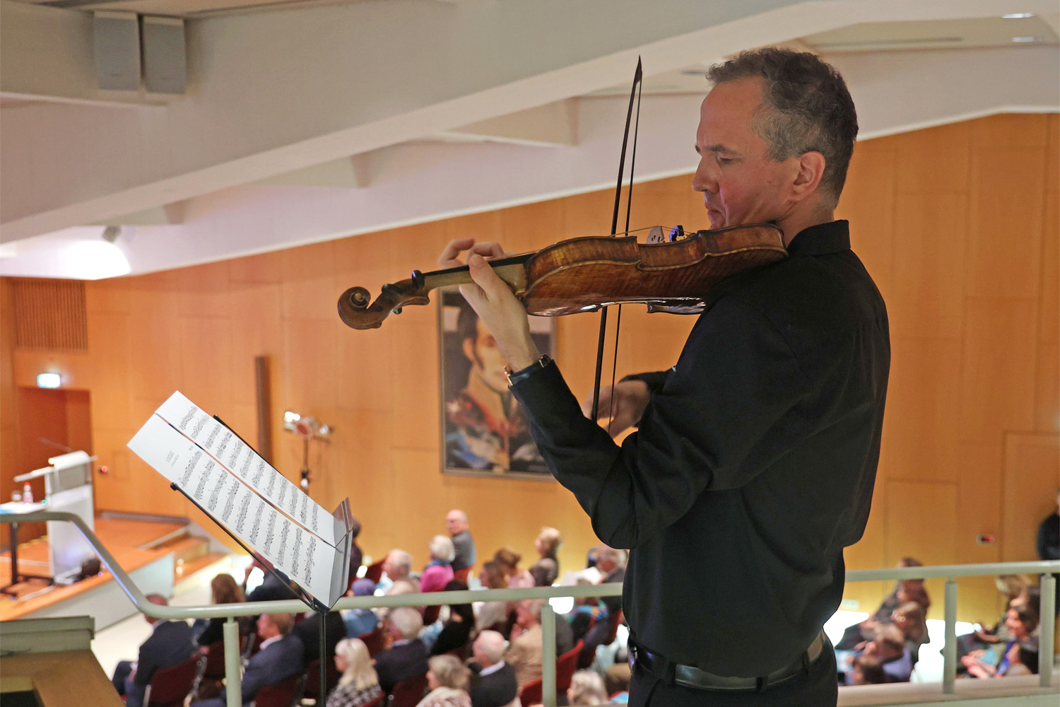 Für einen abwechslungsreichen musikalischen Rahmen zeichnete der Violinist Mikołaj Zgółka aus Posen/Pozań. Foto: © Deutsches Kulturforum östliches Europa, 2024 • Markus Nowak Für einen abwechslungsreichen musikalischen Rahmen zeichnete der Violinist Mikołaj Zgółka aus Posen/Pozań. Foto: © Deutsches Kulturforum östliches Europa, 2024 • Markus Nowak