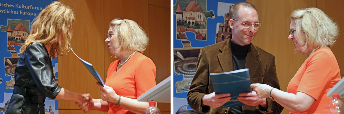 Karolina Kuszyk und Bernhard Hartmann bei der Übergabe der Preisurkunden durch Maria Bering. Foto: © Deutsches Kulturforum östliches Europa, 2024 • Markus Nowak Karolina Kuszyk und Bernhard Hartmann bei der Übergabe der Preisurkunden durch Maria Bering. Foto: © Deutsches Kulturforum östliches Europa, 2024 • Markus Nowak