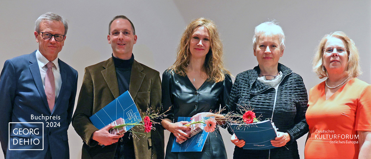 Der Georg-Dehio-Buchpreis 2024 ging an Ulrike Draesner (Hauptpreis, 2.v.r.) und Karolina Kuszyk (Förderpreis, m.) mit dem Übersetzer Bernhard Hartmann (2.v.l.) • Foto: © Deutsches Kulturforum östliches Europa, 2024 • Fotograf: Markus Nowak Der Georg-Dehio-Buchpreis 2024 ging an Ulrike Draesner (Hauptpreis, 2.v.r.) und Karolina Kuszyk (Förderpreis, m.) mit dem Übersetzer Bernhard Hartmann (2.v.l.) • Foto: © Deutsches Kulturforum östliches Europa, 2024 • Fotograf: Markus Nowak