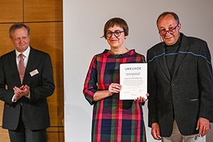 Kornelia Kurowska  und Prof. Dr. Robert Traba nahmen den Georg Dehio-Kulturpreis 2021 (Hauptpreis) für die »Borussia« und deren über drei Jahrzehnte währendes Engagement der Bewahrung und Vermittlung des kulturellen Erbes in der Woiwodschaft Ermland-Masuren entgegen. Links Dr. Harald Roth, Direktor des Deutschen Kulturforums. Foto: © Deutsches Kulturforum östliches Europa, 2021 • Fotografin: Anke Illing