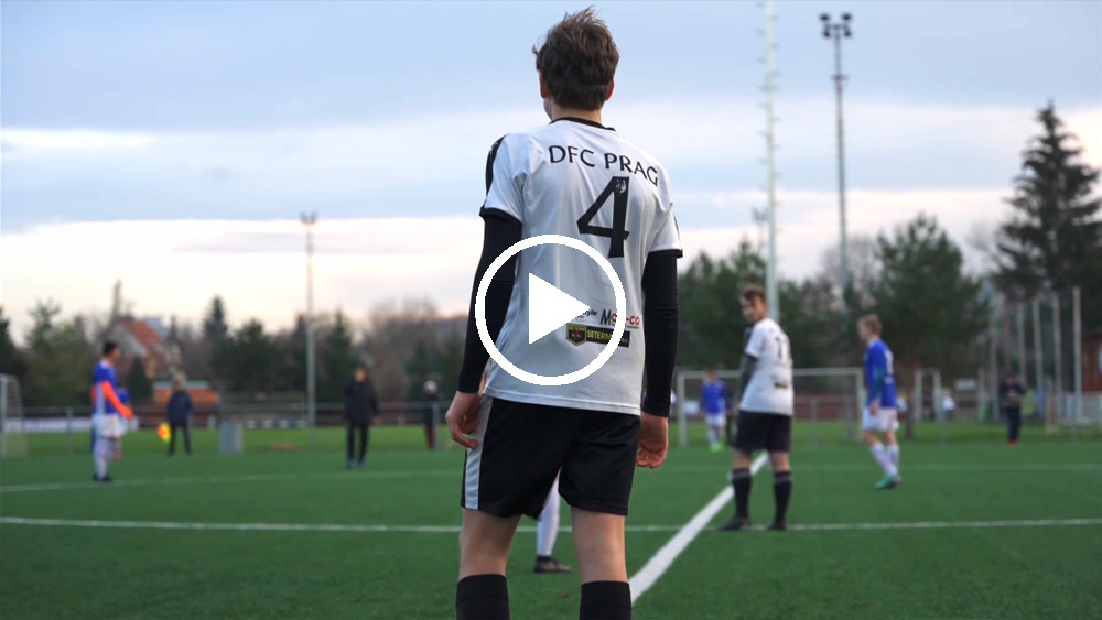 Filmausschnitt: DFC: Die Legende kehrt zurück | Legenda se vraci. Anpfiff eines Jugendspiels Filmausschnitt: DFC: Die Legende kehrt zurück | Legenda se vraci. Anpfiff eines Jugendspiels