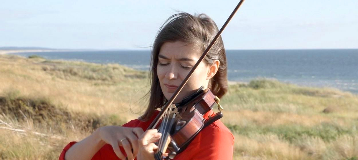 The violinist Olga Kondratieva. Still from the movie »German Traces – Lithuanian Encounters«