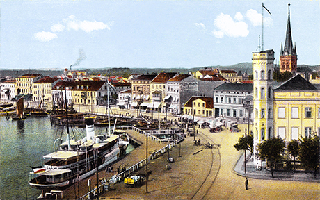 Das Hotel »Drei Kronen« (vorne rechts), der frühere »Olthoffsche Gasthof«, um 1900. Foto: © Archiv Rosenthal