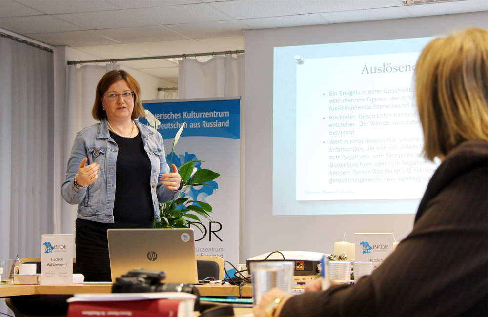 Eleonora Hummel spricht beim Autorenseminar über das biografische Schreiben. Foto: © Larissa Mass