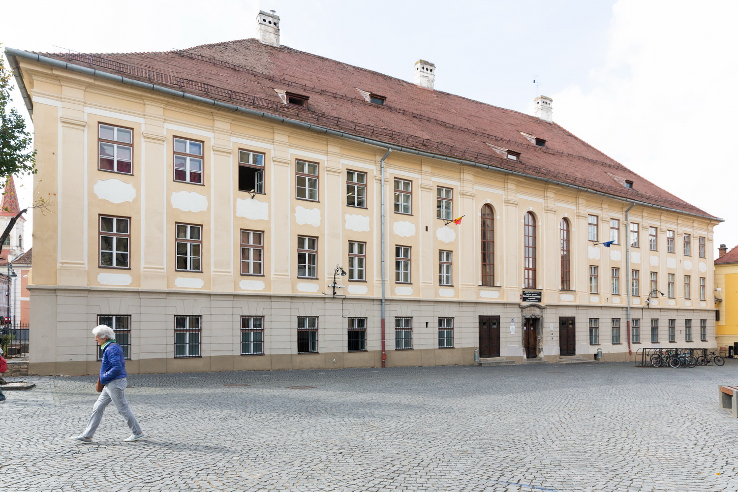 Das Brukenthal-Gymnasium in Hermannstadt. Rund 900 Schüler der Klassenstufen fünf bis zwölf werden hier im Schichtbetrieb am Vormittag und am Nachmittag unterrichtet, da die Räumlichkeiten nicht ausreichen. © Annett Müller-Heinze