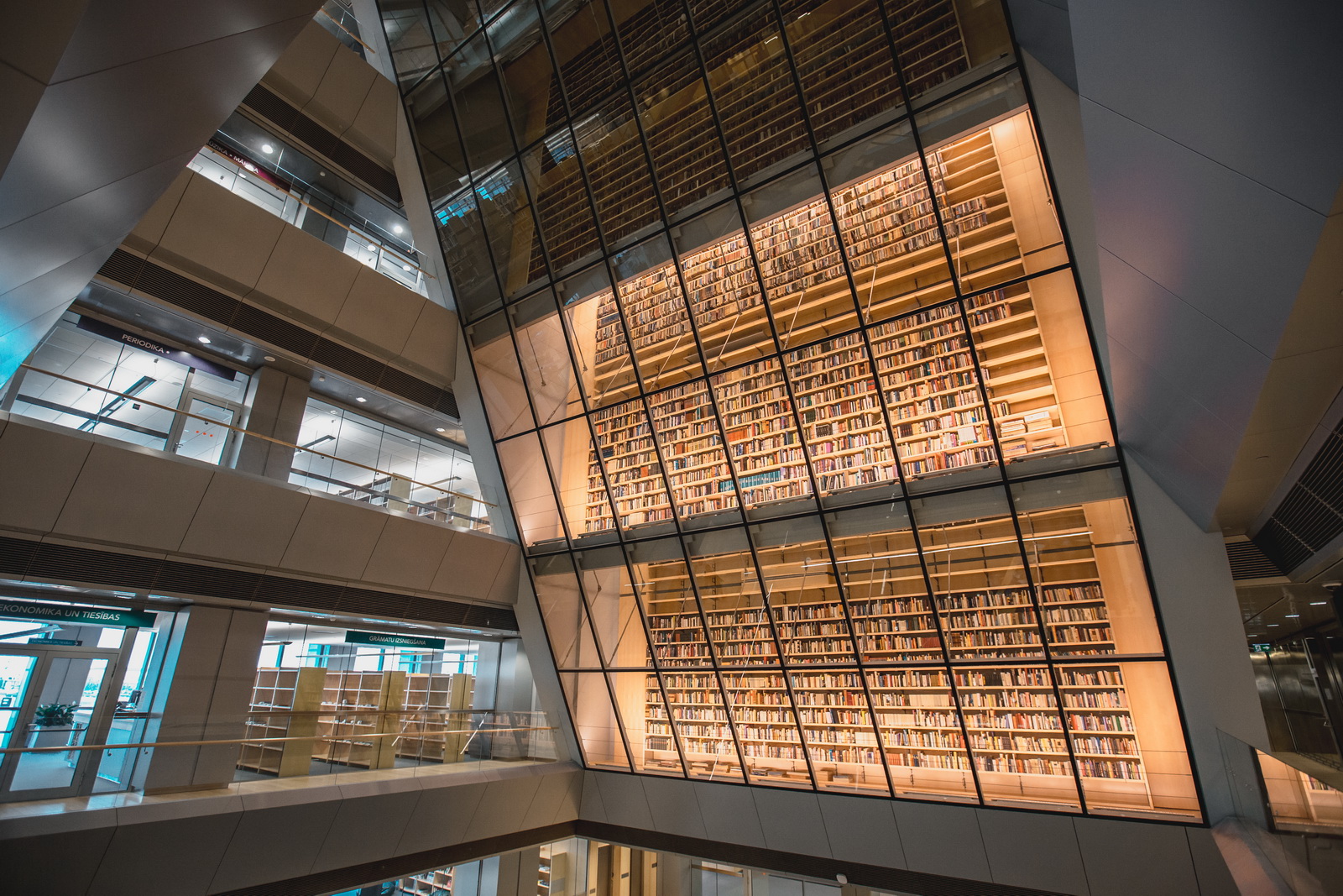 Über mehrere Stockwerke erstreckt sich das »Bücherregal des Volkes«. Foto: © Kulturzentrum Ostpreußen