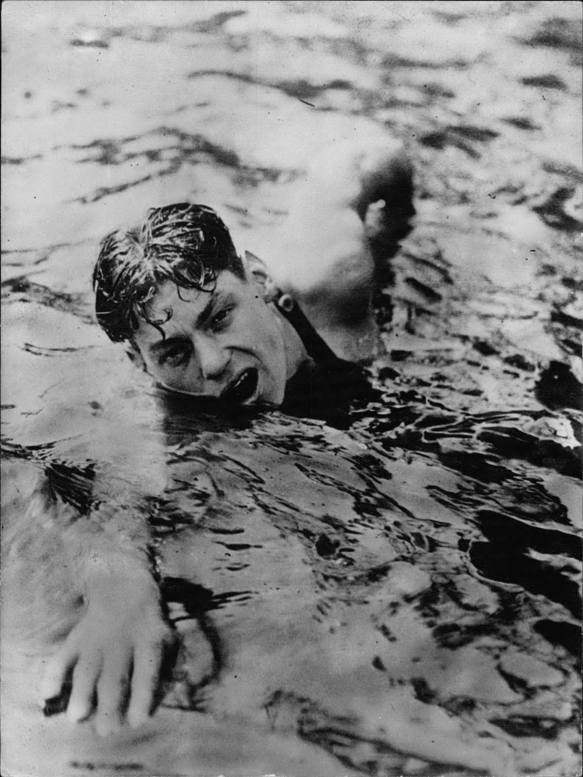 Bei den Olympischen Spielen 1924 in Paris gewann Johnny Weissmüller mit der neuen Schwimmtechnik »American Crawl« drei Goldmedaillen. Foto: © IMAGO / United Archives Keystone