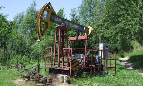 Eine von vielen Tiefpumpen, die in Boryslau und Umgebung immer noch Erdöl fördern. © Dawid Smolorz