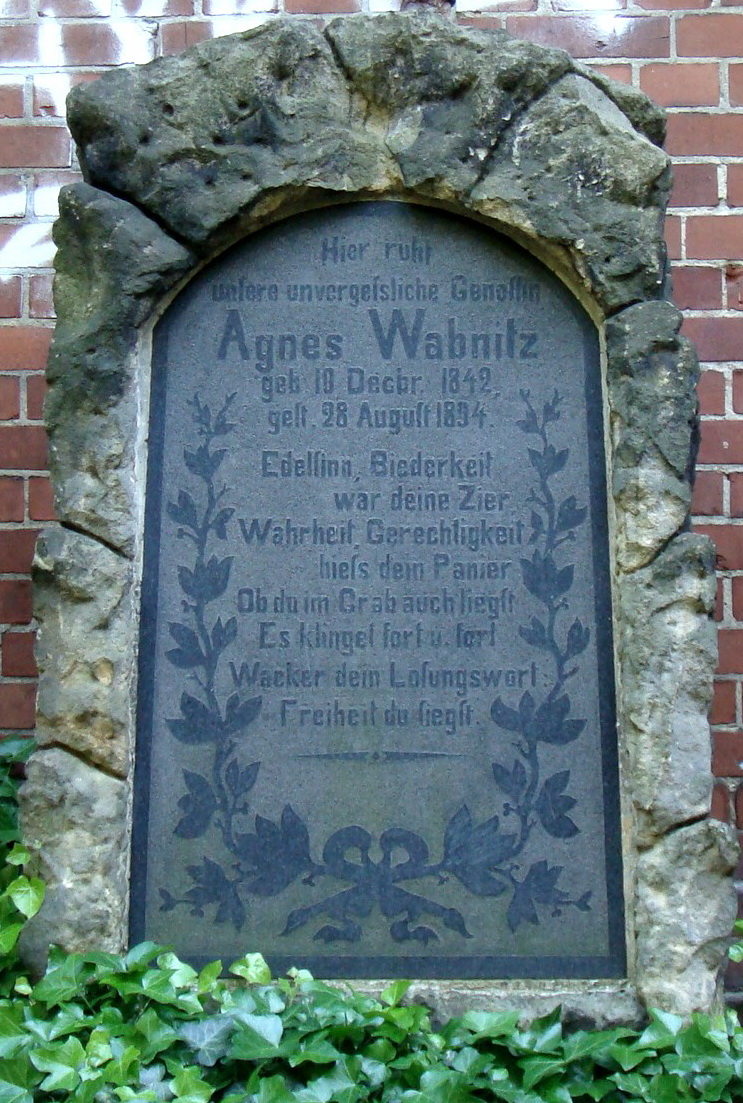 Wabnitz’ Grabstein auf dem Friedhof der Freireligiösen Gemeinde in Berlin-Prenzlauer Berg. © Drstefanschneider/Wikicommons Wabnitz’ Grabstein auf dem Friedhof der Freireligiösen Gemeinde in Berlin-Prenzlauer Berg. © Drstefanschneider/Wikicommons