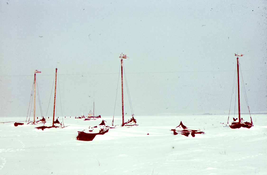 Zugeschneite Fischerkähne auf dem Kurischen Haff. Das Foto nahm Ernst Schüz um 1940 auf. Foto: © Ostpreußisches Landesmuseum