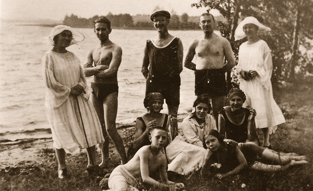 Ausflug an den Scharziger See/Jezioro Szarcz in der Nähe von Betsche/Pszczew. Die seenreiche Region zwischen Berlin und Posen/Poznań war in den 1920er Jahren ein beliebtes Ausflugsziel für Jung und Alt, unabhängig von Herkunft, Konfession oder politischer Überzeugung. In der Mitte steht der hervorragende Schwimmer Gustav Deutschkron, der aus einer jüdischen Familie in Betsche stammte. © Privatbesitz Wanda Stróżczyńska