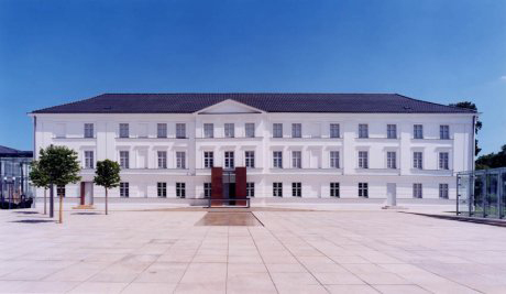 Der Vorplatz des Pommerschen Landesmuseums Der Vorplatz des Pommerschen Landesmuseums