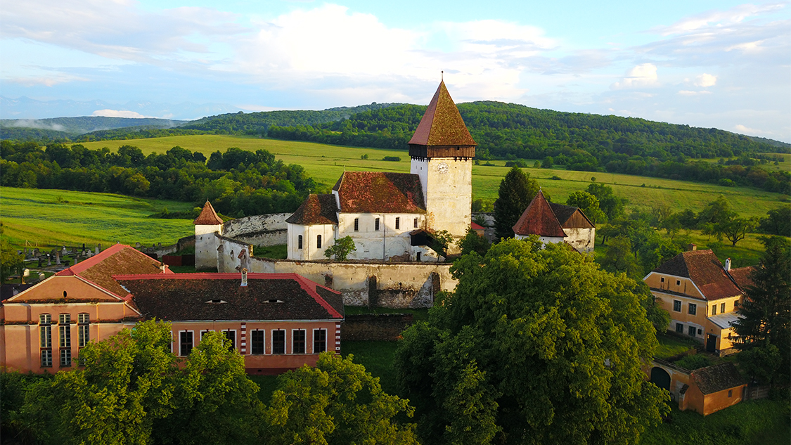 Die Kirchenburg von Holzmengen/Hosman. Hier findet seit 2015 jährlich das »Holzstock Festival« statt. Foto: © Florian Besoiu