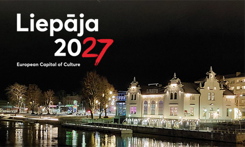 Libau/Liepāja bei Nacht. Der Handelskanal (lettisch Tirdzniecības kanāls) verbindet die Stadt mit der Ostsee. Oben links das Logo der Kulturhauptstadt Liepāja 2027. Foto: © Deutsches Kulturforum östliches Europa, 2025 • Martin Pabst (Ausschnitt) Partner