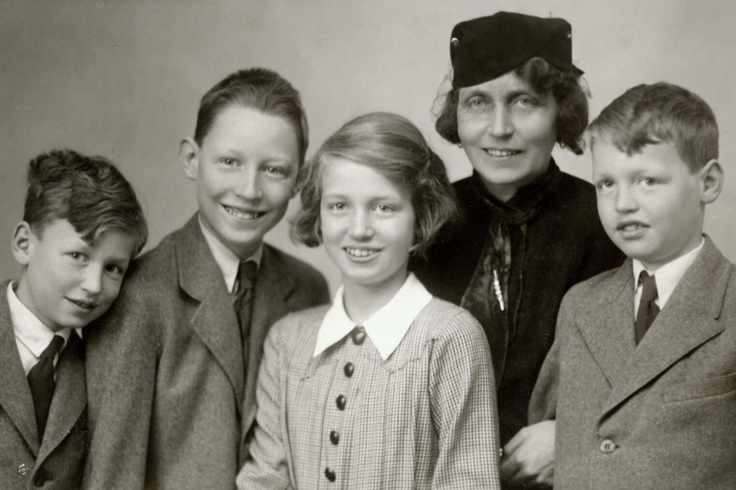 Terezie Belcredi, geb. Gräfin Kálnoky von Köröspatak, mit vier ihrer fünf Kinder (v.l.n.r.: Richard, Ludvík, Marie Therese, Hugo) | Foto: © Privatarchiv Familie Richard Belcredi
