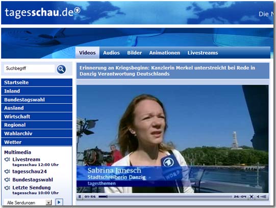 Screenshot: ARD tagesthemen, 01.09.2009,  Erinnerung an Kriegsbeginn Kanzlerin Merkel unterstreicht bei Rede in Danzig Verantwortung Deutschlands | Im Publikum: Schriftstellerin Sabrina Janesch, erste deutsche Stadtschreiberin von Danzig | Gdańsk 