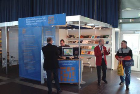 Der Messestand der Bundesarbeitsgemeinschaft Gemeinsames Kulturerbe im östlichen Europa auf der didacta 2005. Foto: © Deutsches Kulturforum östliches Europa
