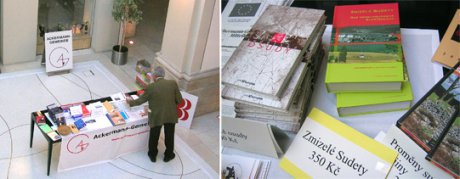 Am Büchertisch der Ackermann-Gemeinde wurde mit der neuesten Ausgabe von zmizelé sudety/das verschwundene sudetenland auch eine Publikation der Gruppe Antikomplex angeboten.